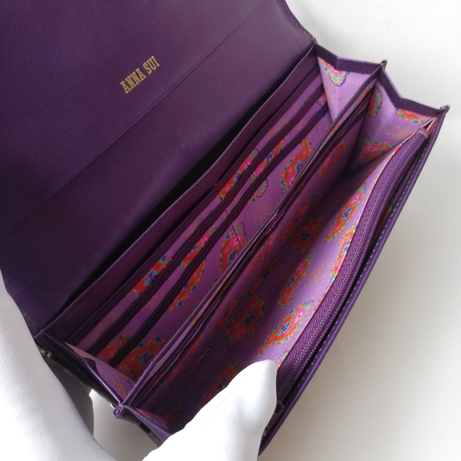 アナスイ【ANNA SUI】がま口の長財布ウォレット/パープル紫の型押し 