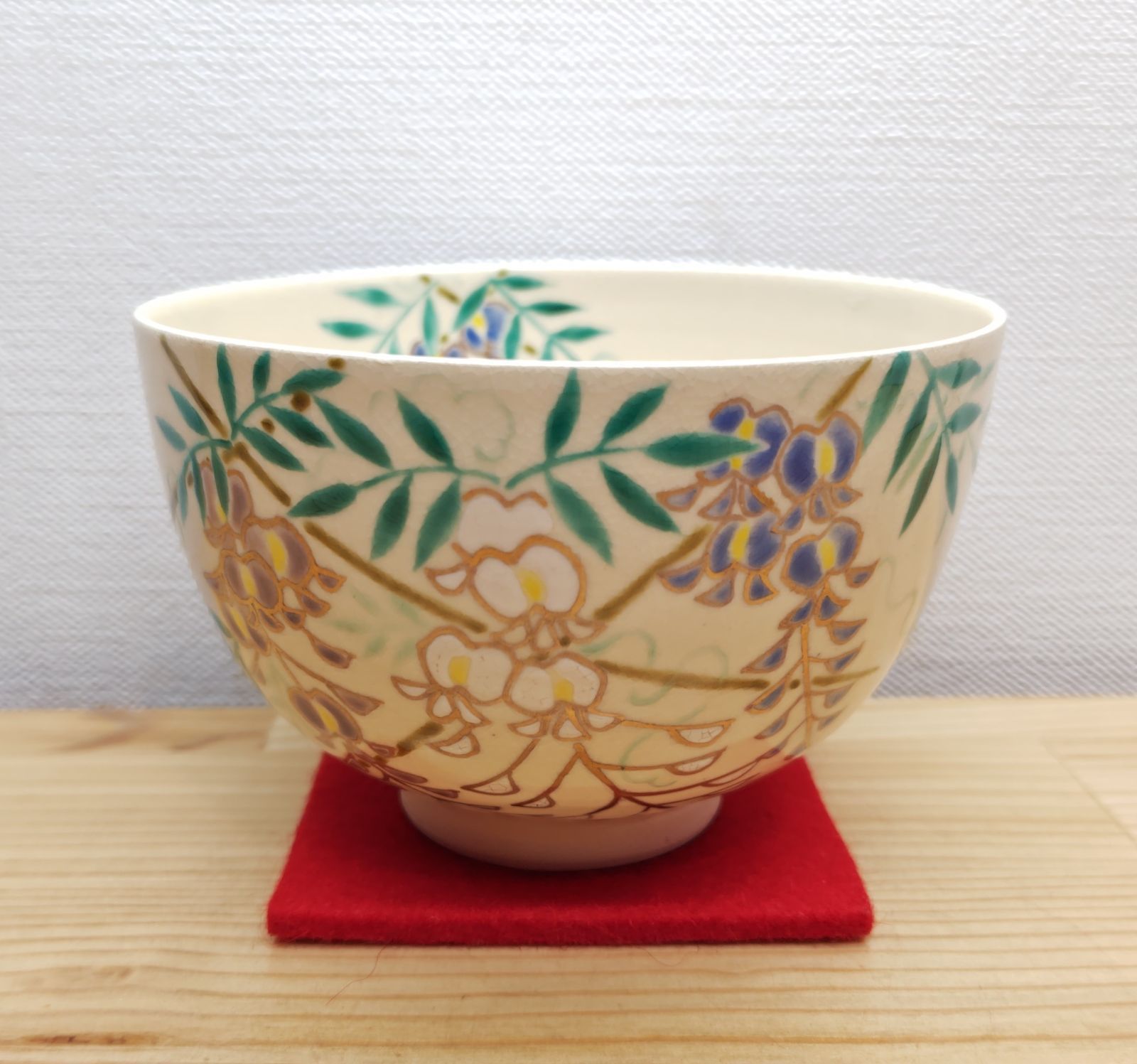 送料込【逢絢亭・新品】茶道具 茶碗 京焼 茶釉 兜の図 見谷福峰 紙箱入り 逢絢亭・新品】茶道具 茶碗 京焼 茶釉 兜の図 見谷福峰 紙箱入り