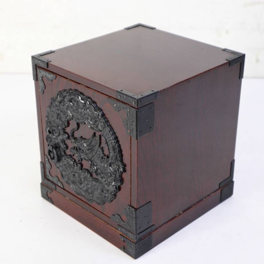 伝統工芸 仙台箪笥 焼印有り 舟箪笥 小箪笥 昇り龍 漆塗り 飾り金具 引き出し3段 指物 欅材 284v27
