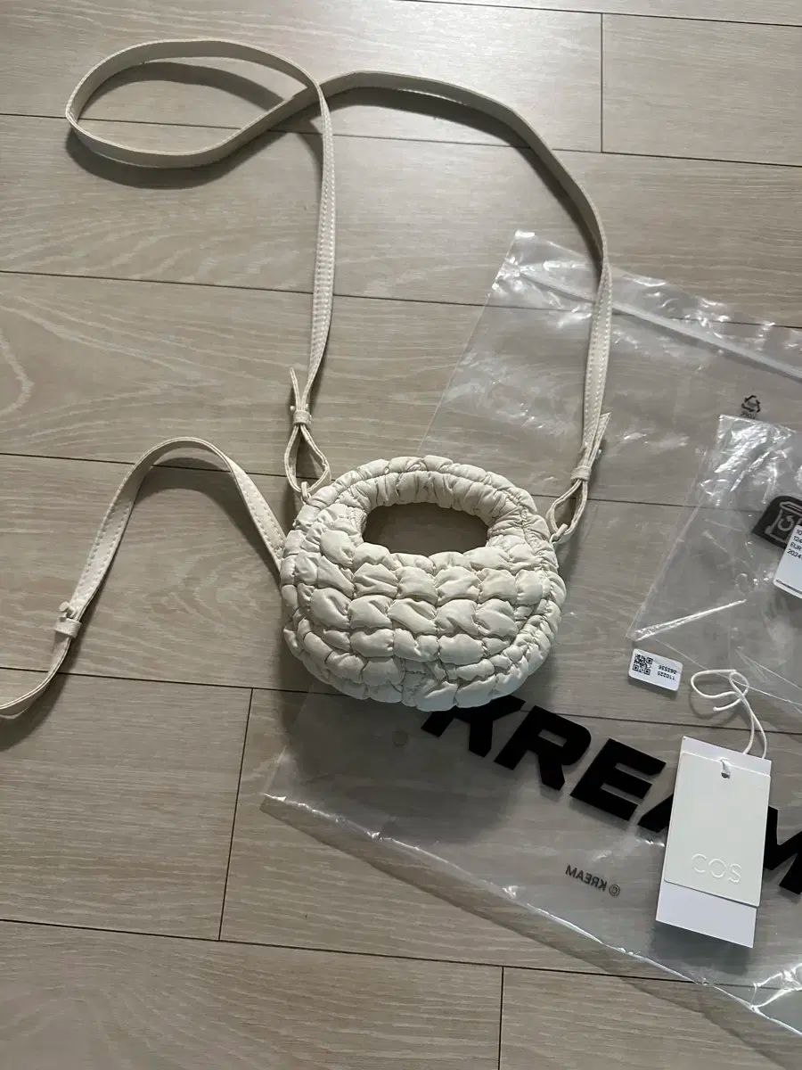 COS コス Quilted ナノ クロスボディバッグ ベージュ