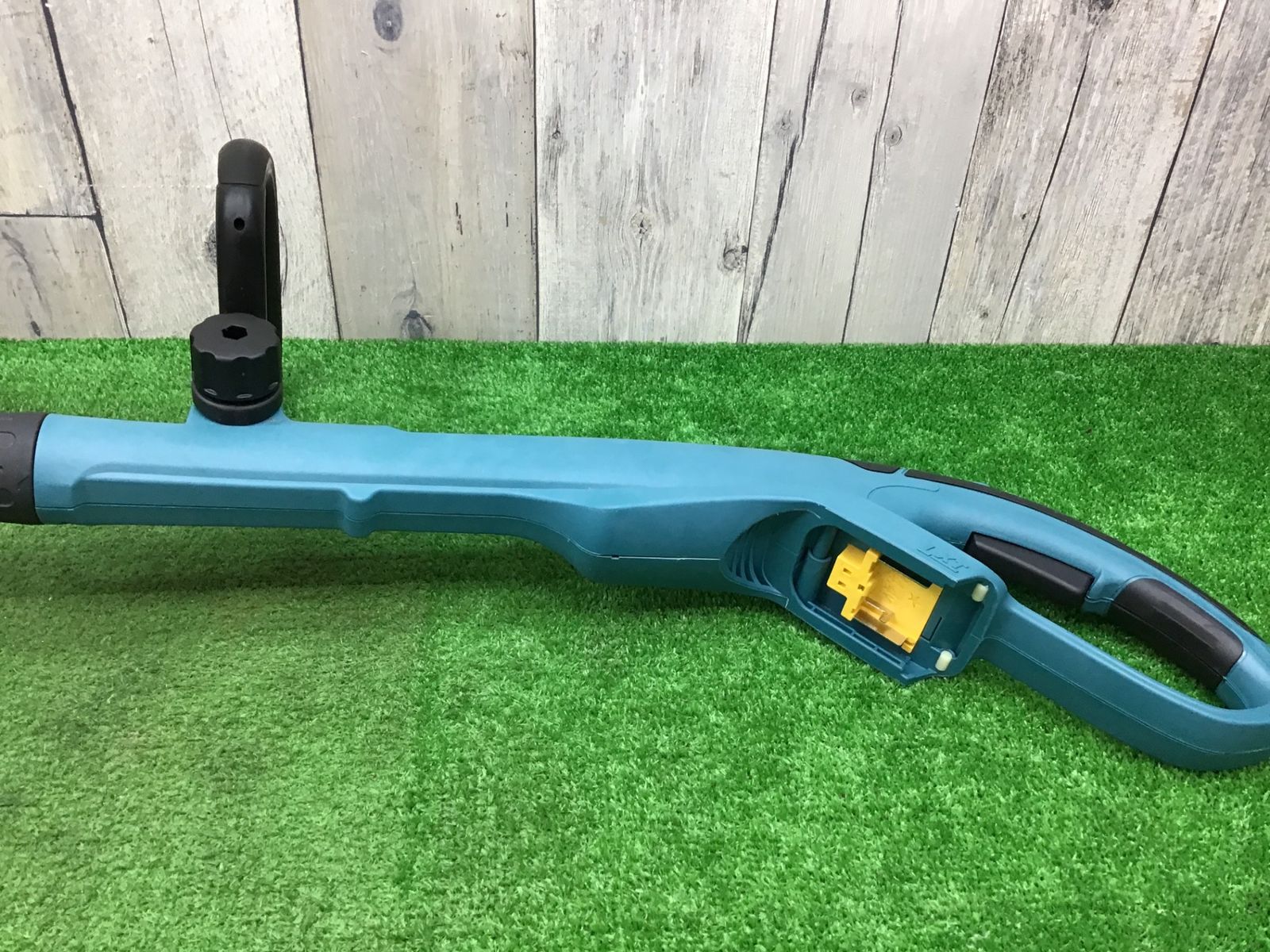 □makita ナイロンコード式充電草刈機