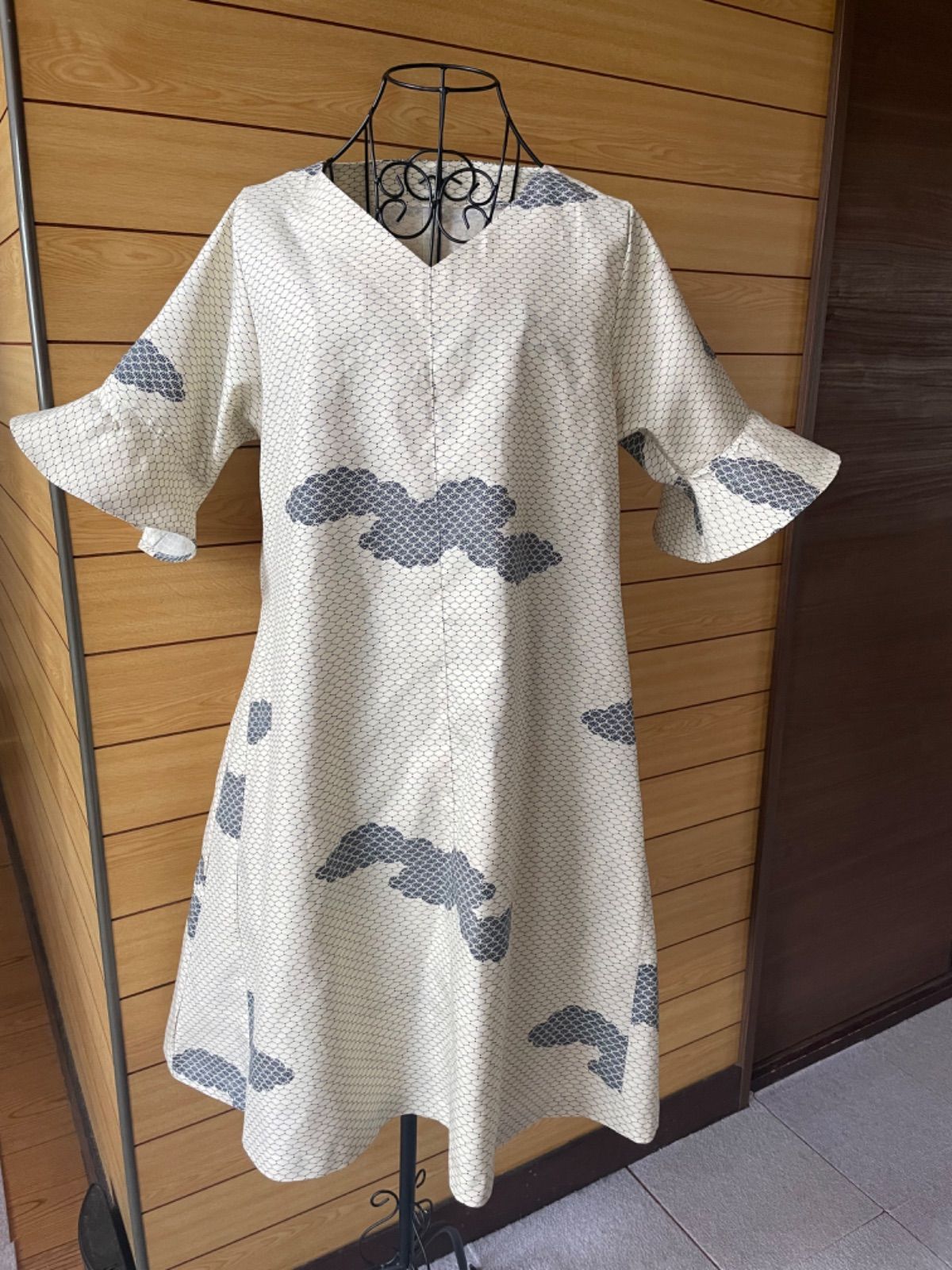 新品反物から スクエアネックワンピース 着物リメイク 手作り倉庫さんのスクエアネックワンピースを 少しだけアレンジ 真ん中