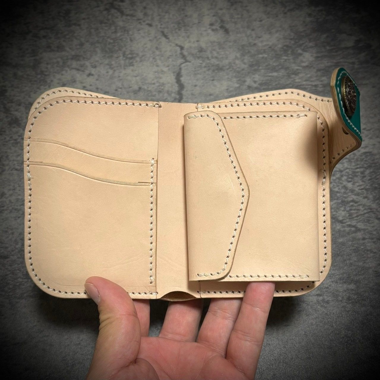 ハンドメイド　牛ヌメ革　トラッカーミドルウォレット　アクア色 経年変化を楽しむ ミドルウォレット メンズ財布 二つ折り 財布