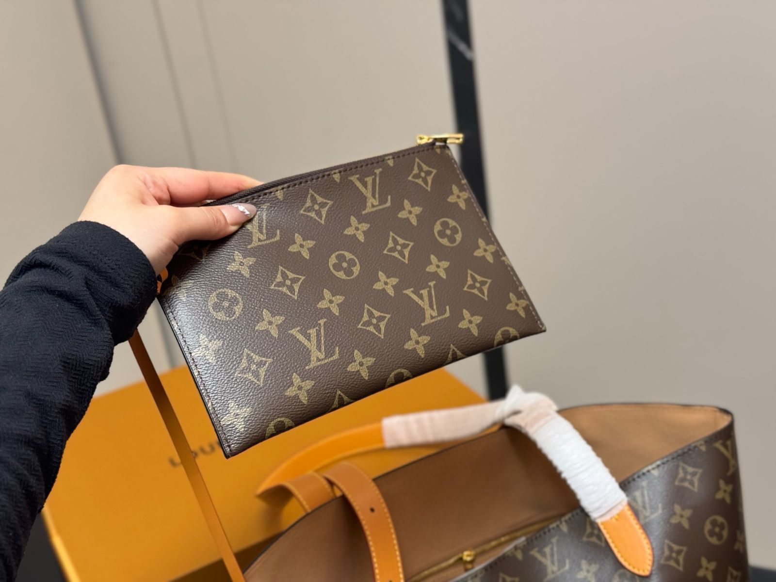 今日特価】Louis Vuitton Women's Lowkey Bumbag ルイ・ヴィトン