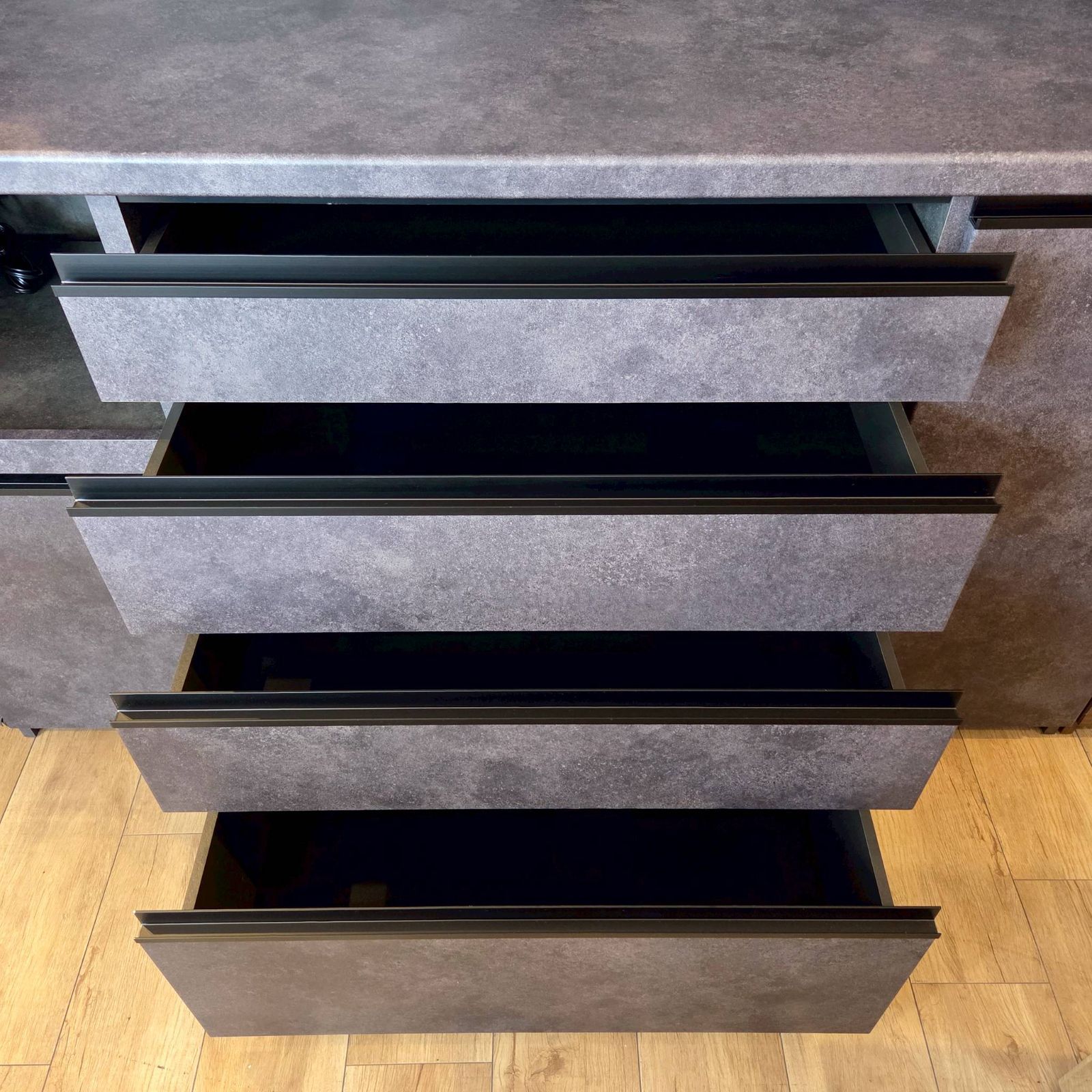 食器棚 開き扉タイプ