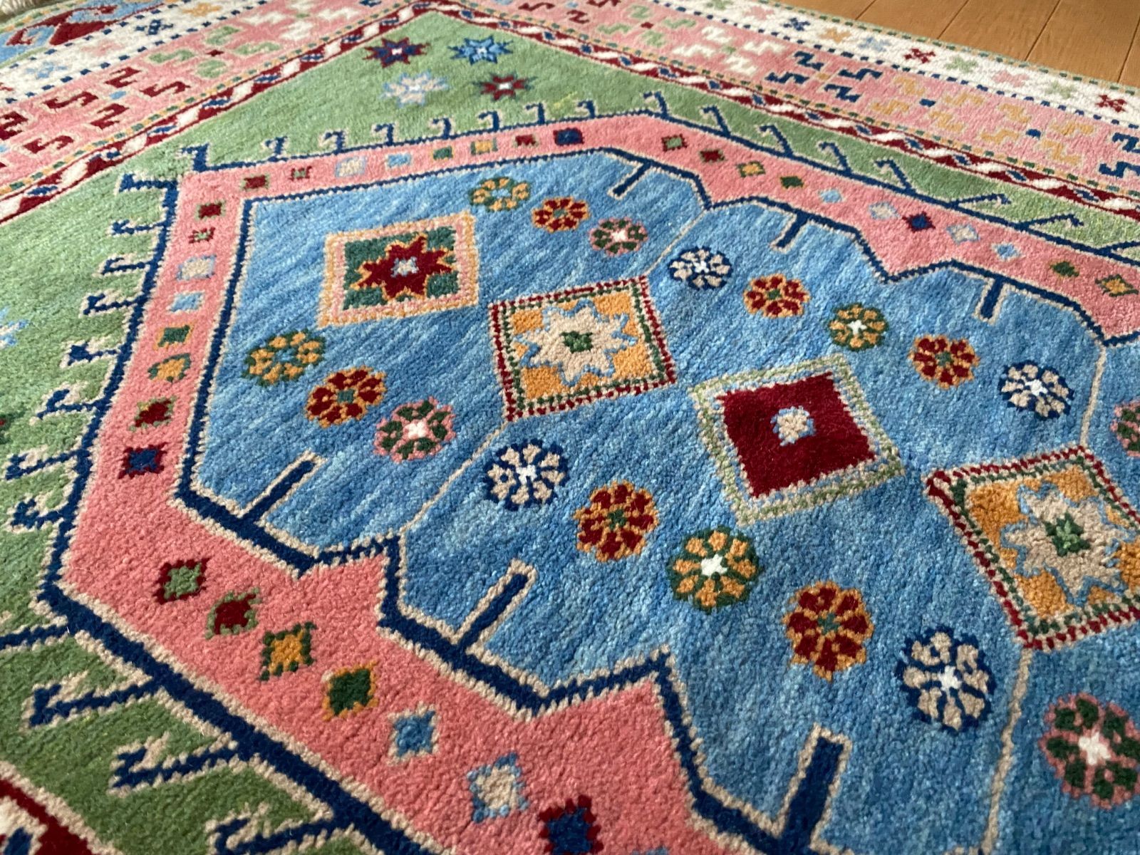 初めてのトルコ絨毯にもお勧め どんな家具にも合うエーゲ海沿いユントダ―のふわふわ絨毯