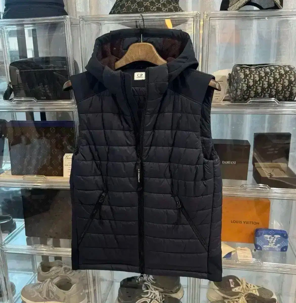 正規品 C P カンパニー ゴーグル フーディー ダウンベスト ネイビー