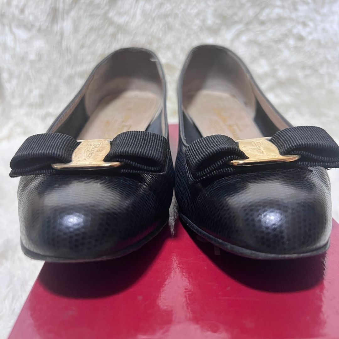 【良品】サルヴァトーレフェラガモ パンプス ヴァラ リボン 黒 22.5〜23 サルヴァトーレフェラガモ パンプス ヴァラ 黒 良品】サルヴァトーレ