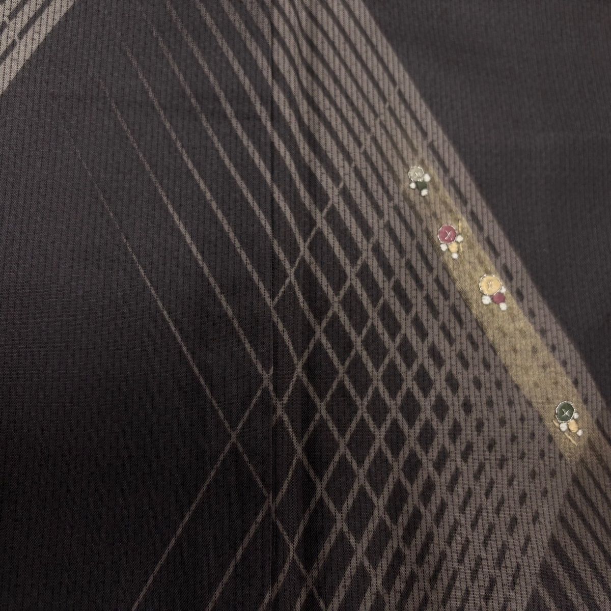 正絹　大島紬　証紙あり　刺繍　黒　袷 正絹大島紬証紙あり刺繍黒袷