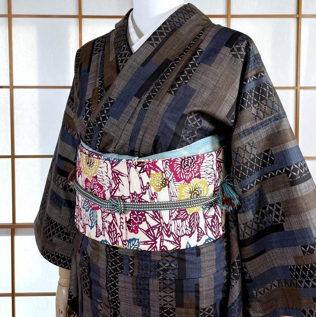 本場大島紬 着物 袷 正絹 短冊 古典柄 ブラック 濃藍 kimonolove リユース品 オゾン消臭サービス A-0537