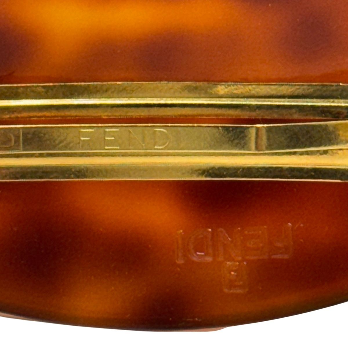 FENDI フェンディ バレッタ 鼈甲 ロゴ デザイン ブラウン 丸形