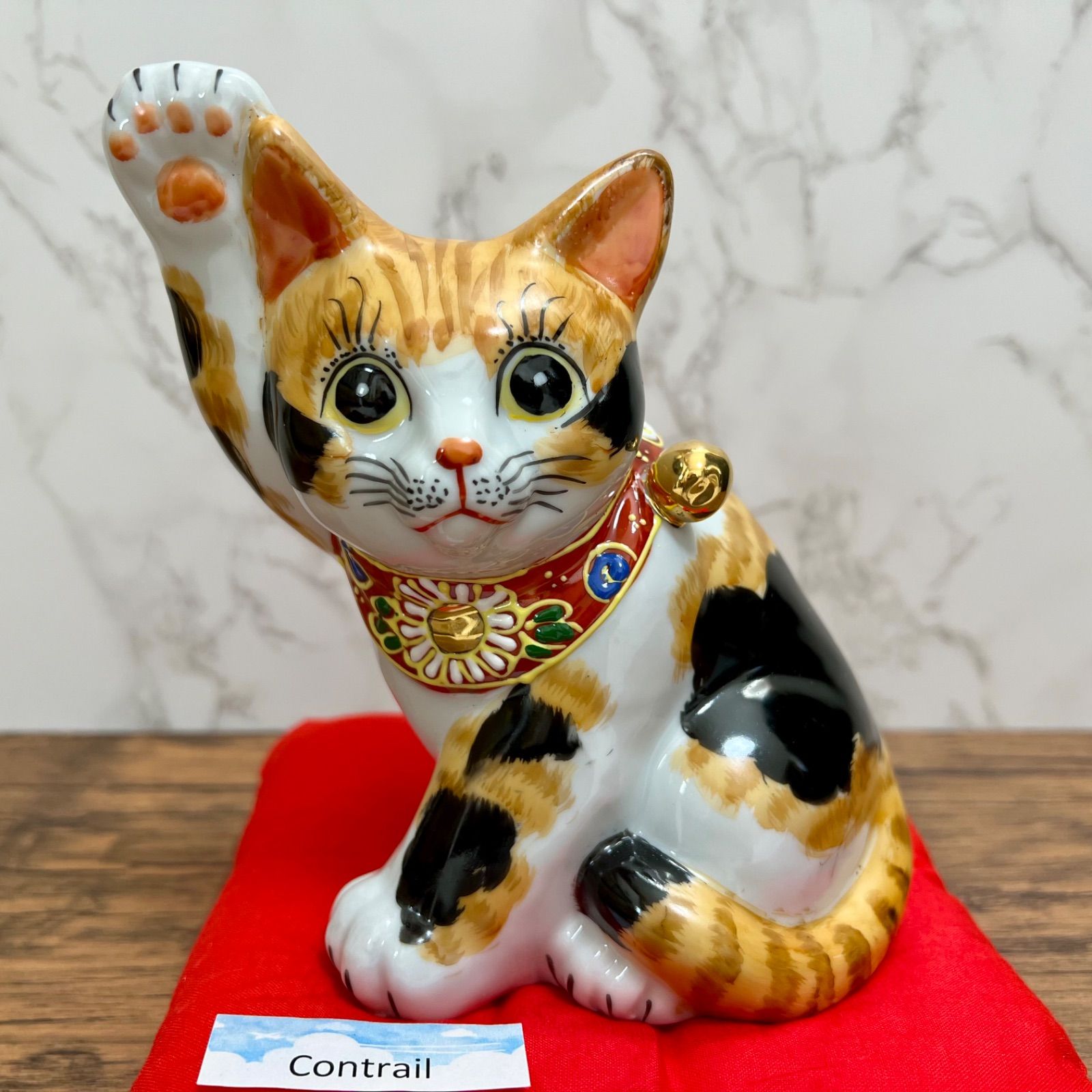 九谷焼 横座り招き猫 毛長三毛 座布団付 5.5号 縁起物 置物 右手 金運 Maneki Neko Lucky Cat Kutani Ware