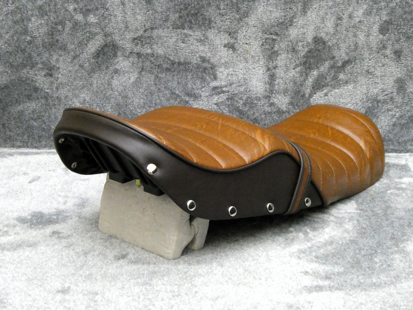 ジェイド250 タックロールシート 茶 ツートン 鋲 打ち - メルカリ