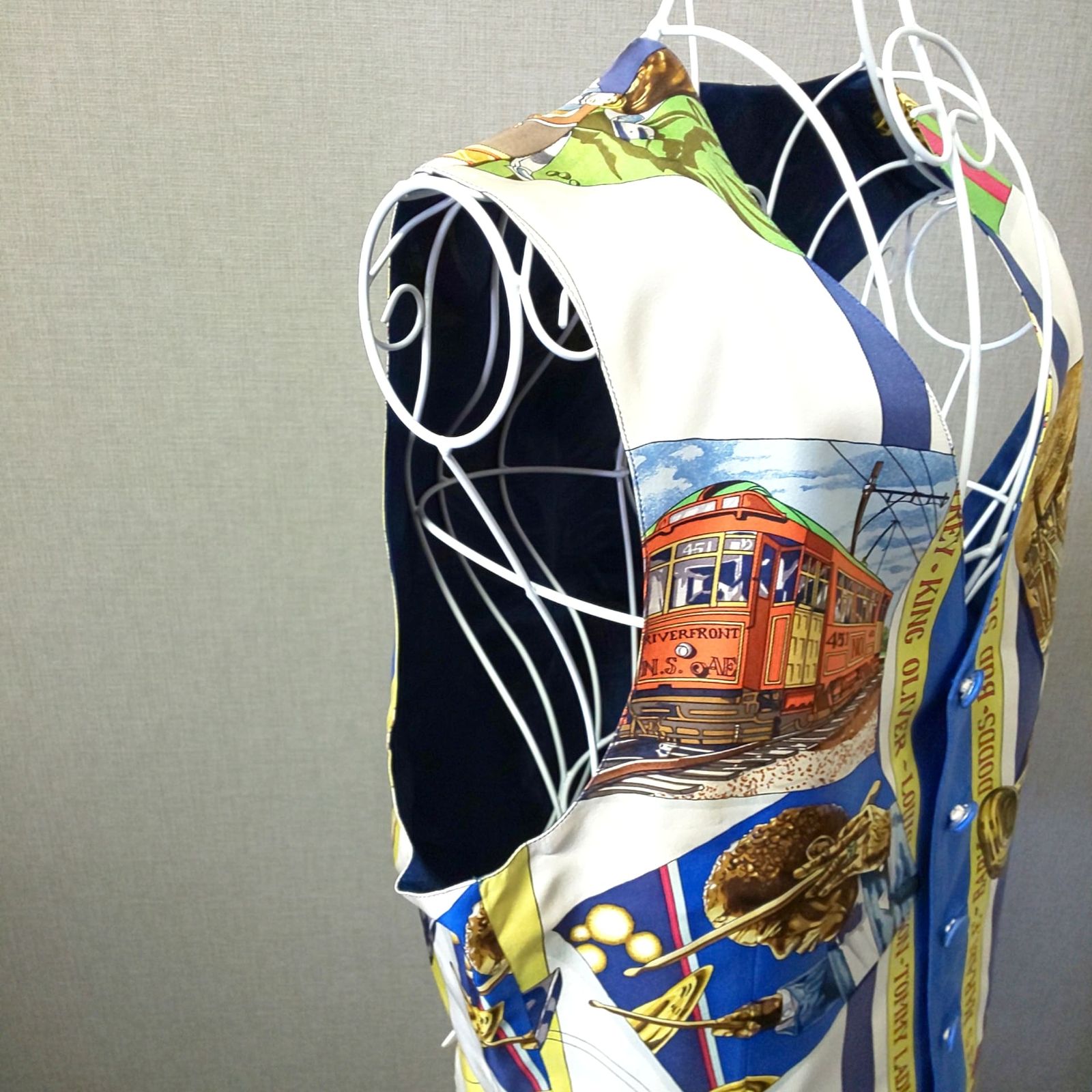 HERMES エルメス フェザー 羽根柄 ベスト ジレ シルク100% HERMES - 美品 Vintage エルメス HERMES ベスト ジレ スウェード