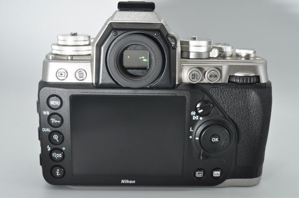 1242ショット！ 新品級  Nikon デジタル一眼レフカメラ Df シルバーDFSL