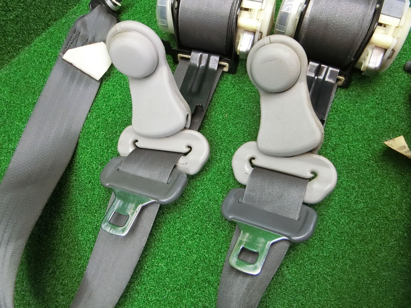 11050 三菱 ミニキャブバン U61V フロント シートベルト 左右セット キャッチ M89174T