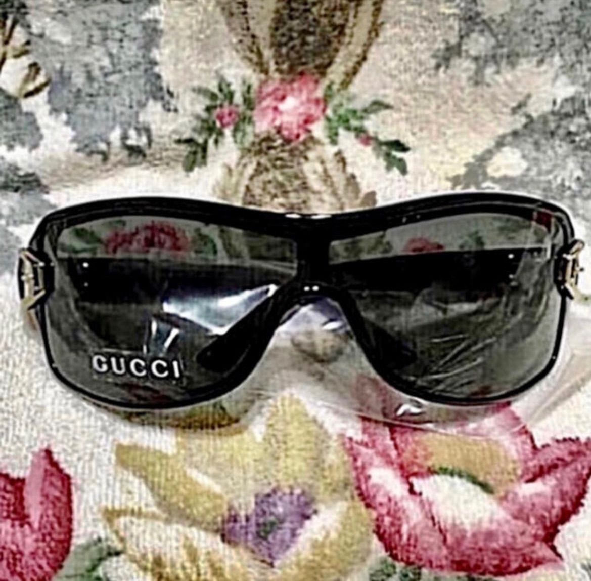 新品 ハードケース付き❤️GUCCI ❤️ ゴールド飾り付きサングラス