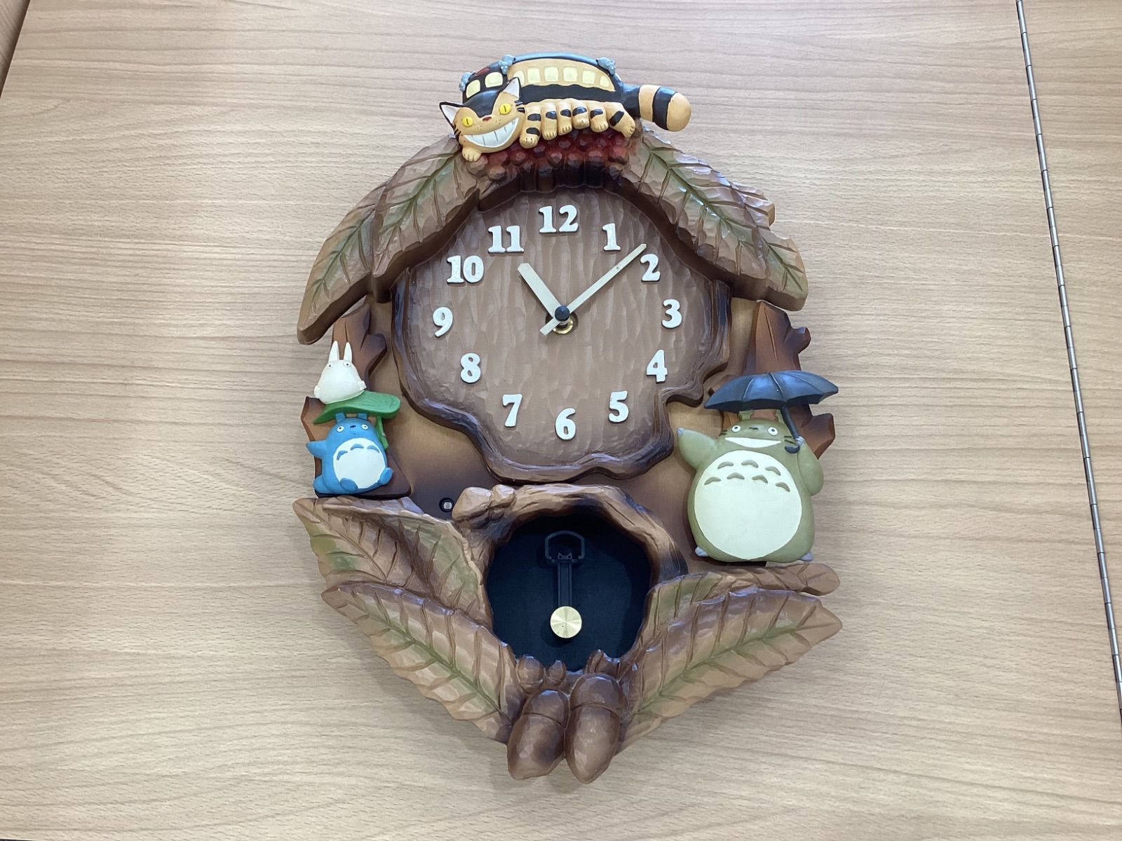 【送料無料】スタジオジブリ　となりのトトロ　からくり掛け時計　壁掛け時計 掛け時計 となりのトトロ からくり時計 振り子式 こだわりの天然木製