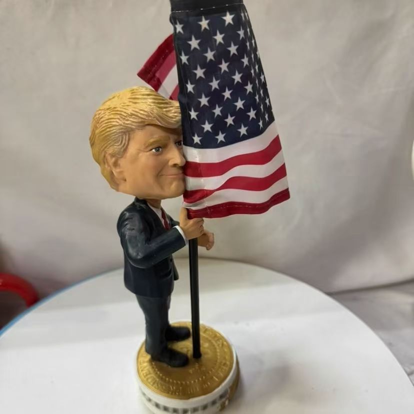 アメリカ大統領像フィギュア 旗を抱える人形 第45代大統領限定版