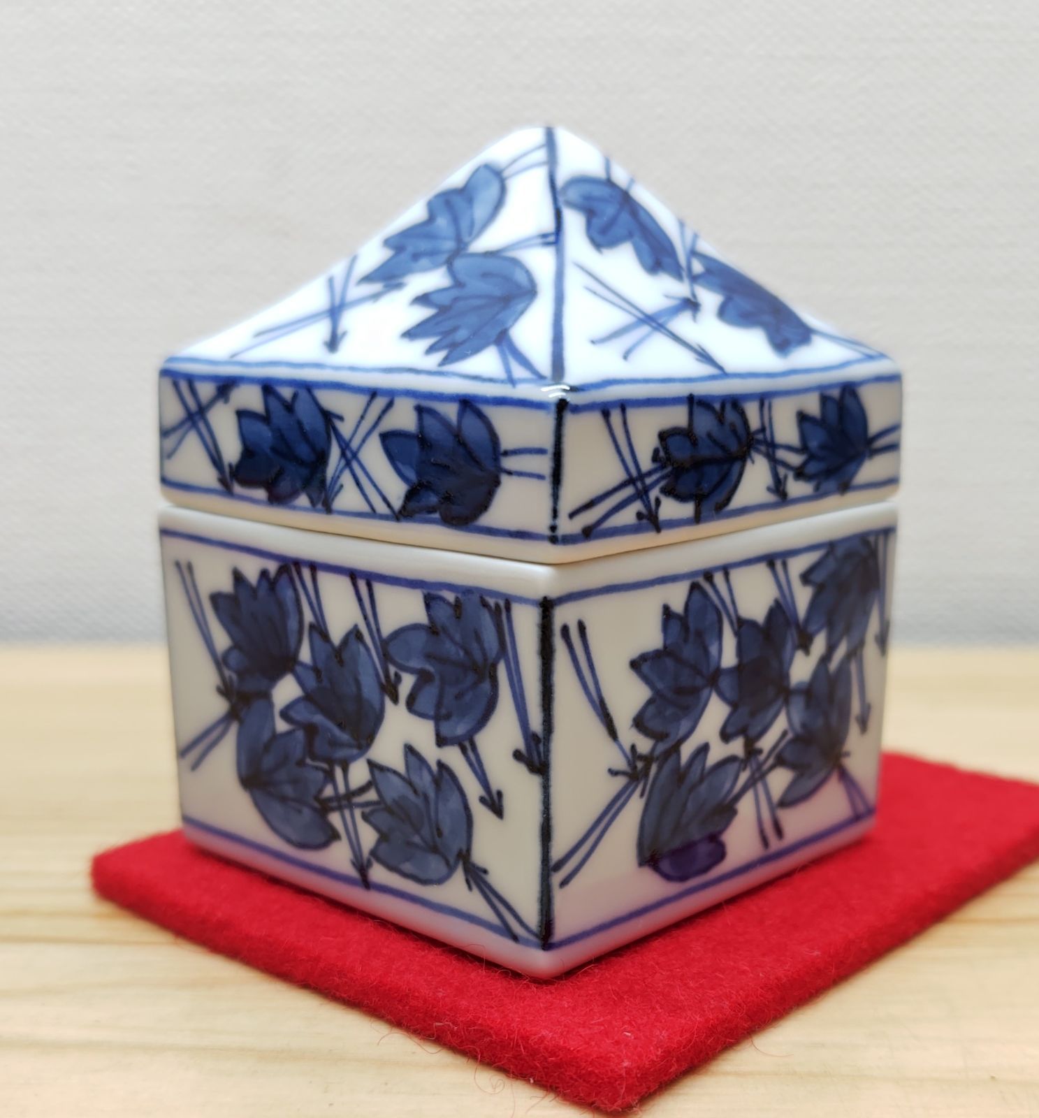 送料込【逢絢亭】茶道具 香合 京焼 染付 辻堂香合 紫翠窯 西村徳泉 共箱入り 逢絢亭】茶道具 香合 京焼 染付 辻堂香合 紫翠窯 西村徳泉 共