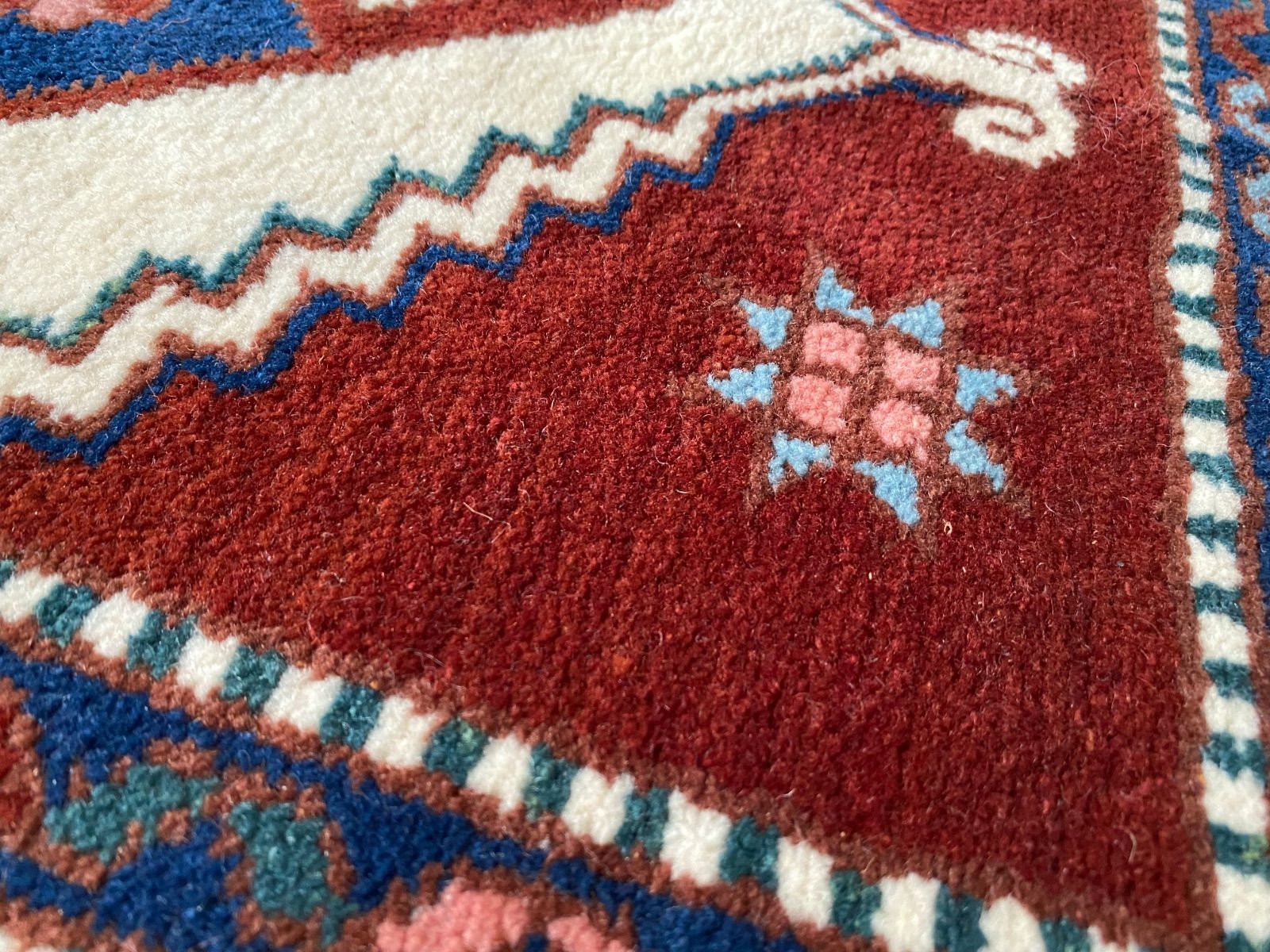 エーゲ海沿いユントダ―の手織り草木染ふわふわ厚みのある絨毯 当店のみのお取り扱いシュメル工房の