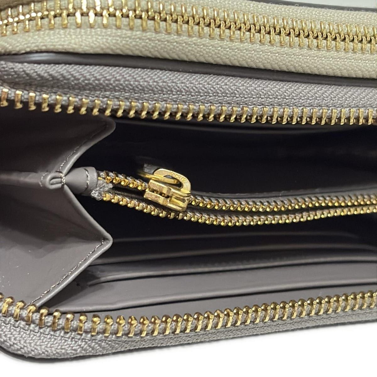 美品 ANYA HINDMARCH 二つ折り財布 グレー Anya Hindmarch(アニヤハインドマーチ) 2つ折り財布 - グレー