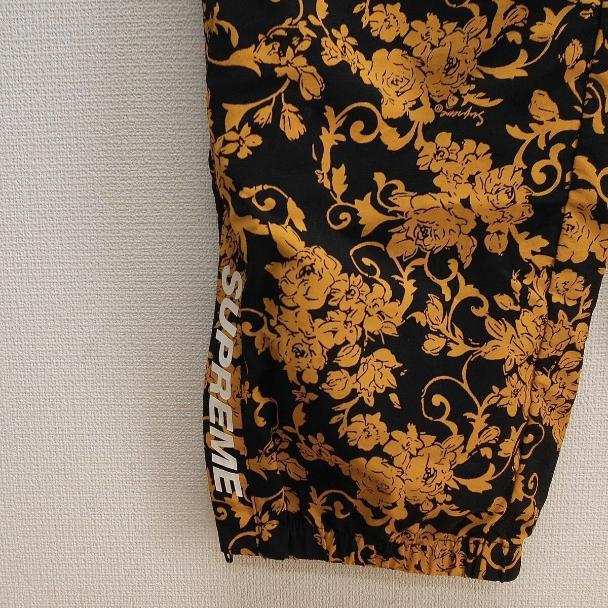 Supreme シュプリーム 20SS WARM UP PANT BLACK FLORAL ナイロンパンツ 花柄 M 10118578 - メルカリ