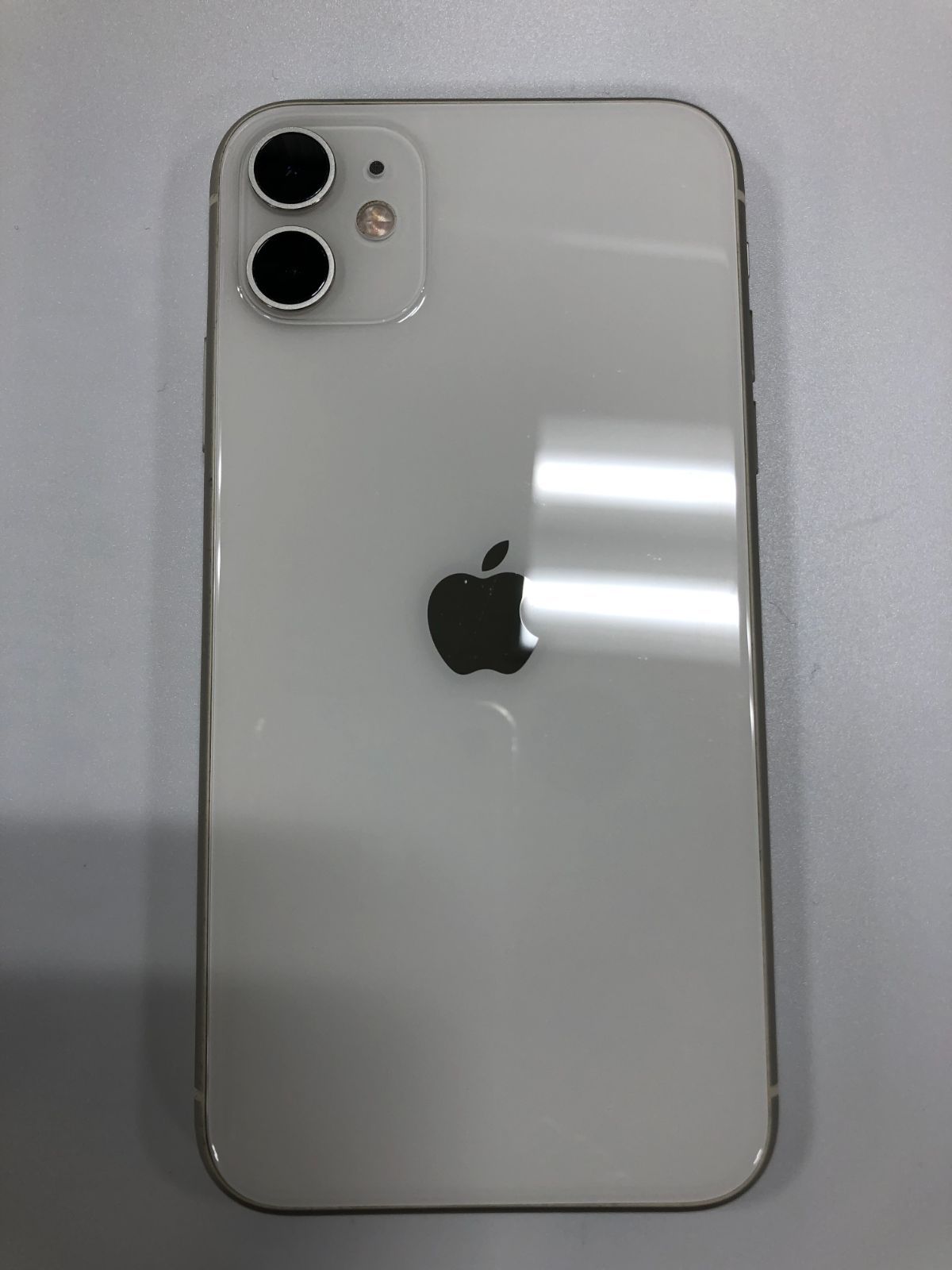 【中古】iPhone11 64GB ホワイト バッテリー90％ docomo SIMロックあり 本体