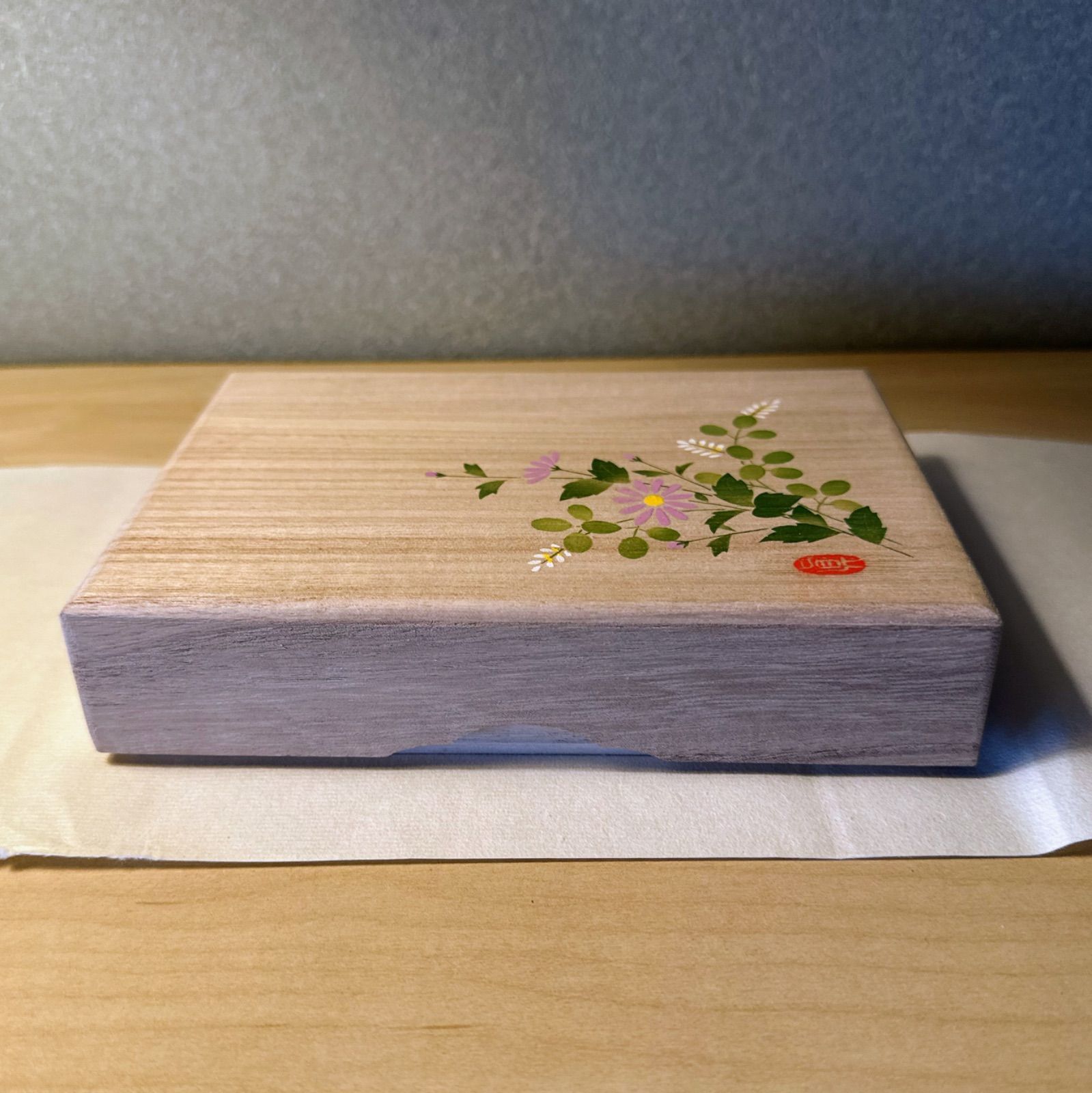 新品未使用 桐箱 足立真瑚画伯 小菊 手書き 絵付け 葉書 小箱 小物入れ