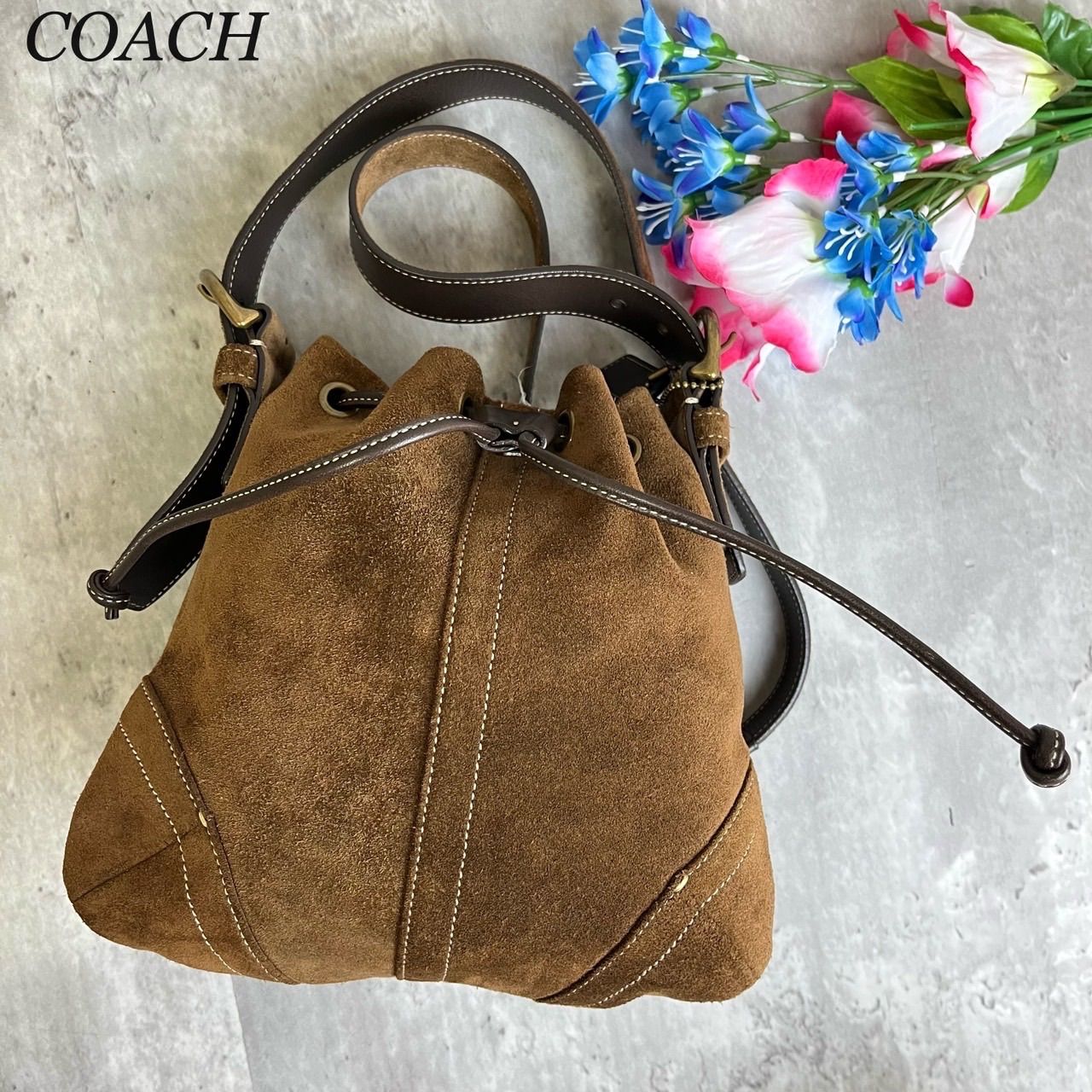 ✨極美品✨ COACH コーチ ショルダーバッグ トートバッグ 巾着 バックル ゴールド金具 ロゴ型押し シグネチャー 総柄 チャーム スエード  レザー 肩掛け 斜め掛け レディース ブラウン 茶色 - メルカリ