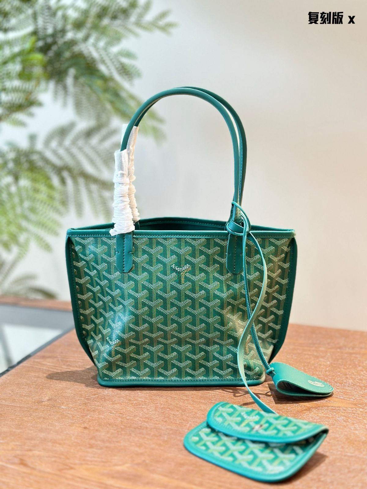 すぐ届く【GOYARD】プチ・フロ・ミニバッグ レザーストラップ付 プチ・フロ・ミニバッグ - Maison Goyard