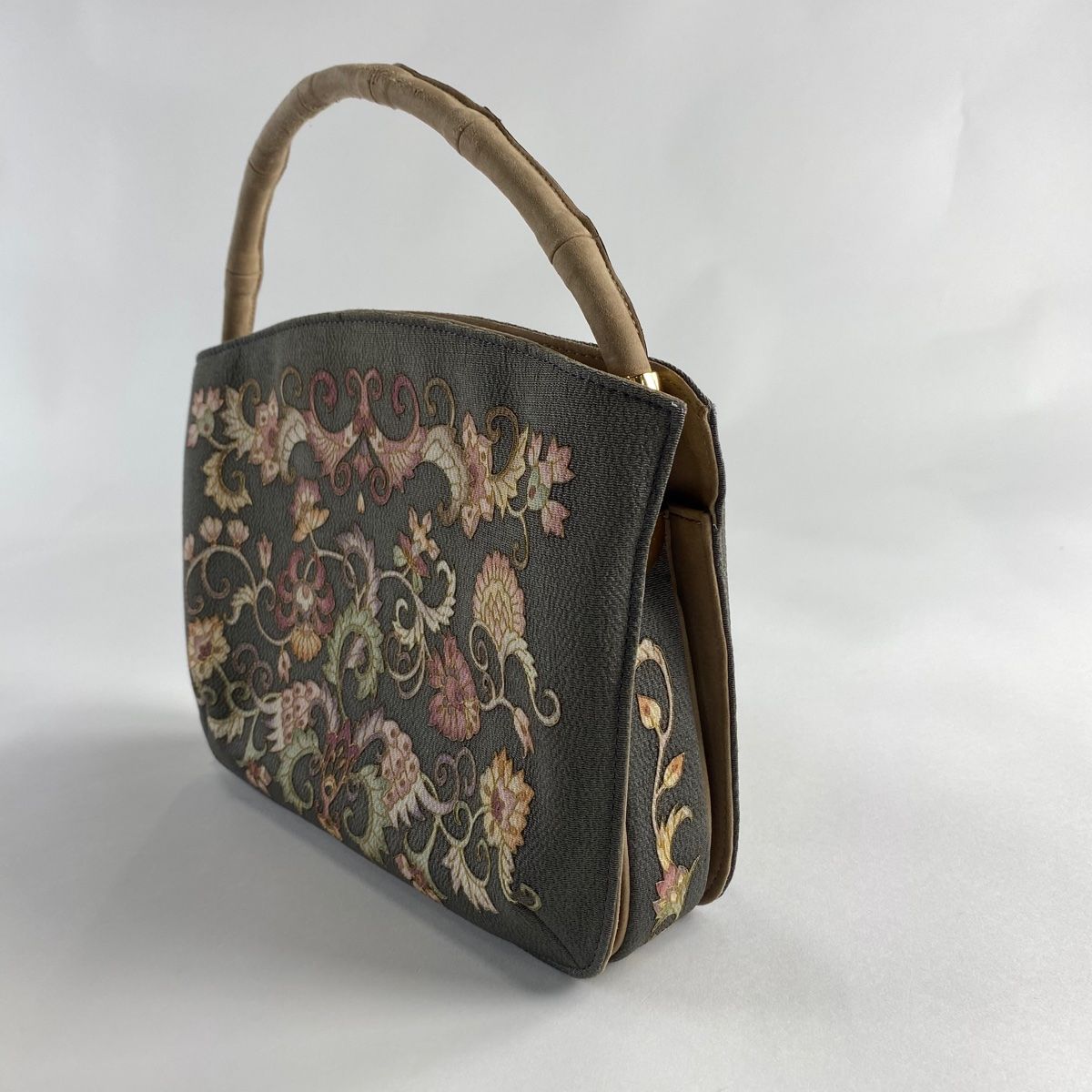 未使用品　OKAJIMA 和装バッグ 逸品 孔雀 草花 金彩 縮緬 正絹 未使用品 OKAJIMA 和装バッグ 逸品 孔雀 草花 金彩 縮緬 正絹