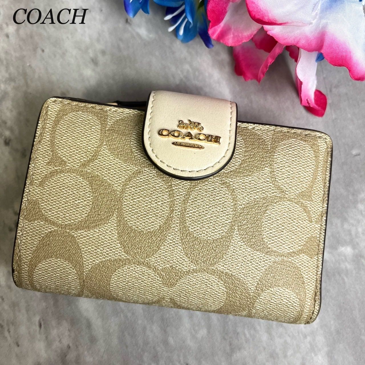 ✨良品✨ COACH コーチ シグネチャー 総柄 馬車金具 ロゴ型押し ウォレット カードケース 定期入れ 小銭入れ PVCレザー ベージュ 肌色  ホワイト 白色 - メルカリ