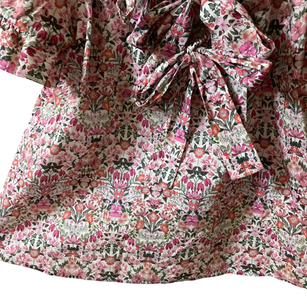 セブンテンミホカワヒト　バルーンカラープリント　ブラウス　マルチ　完売品✨ 美品 24SS SEVEN TEN by MIHO KAWAHITO セブンテンバイミホカワ