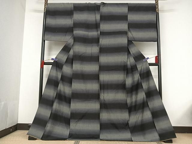 平和屋着物●上質な紬　横段文　ロング丈　正絹　逸品　AAAT9375np 平和屋着物○上質な紬 横段文 ロング丈 正絹 逸品 AAAT9375np - メルカリ