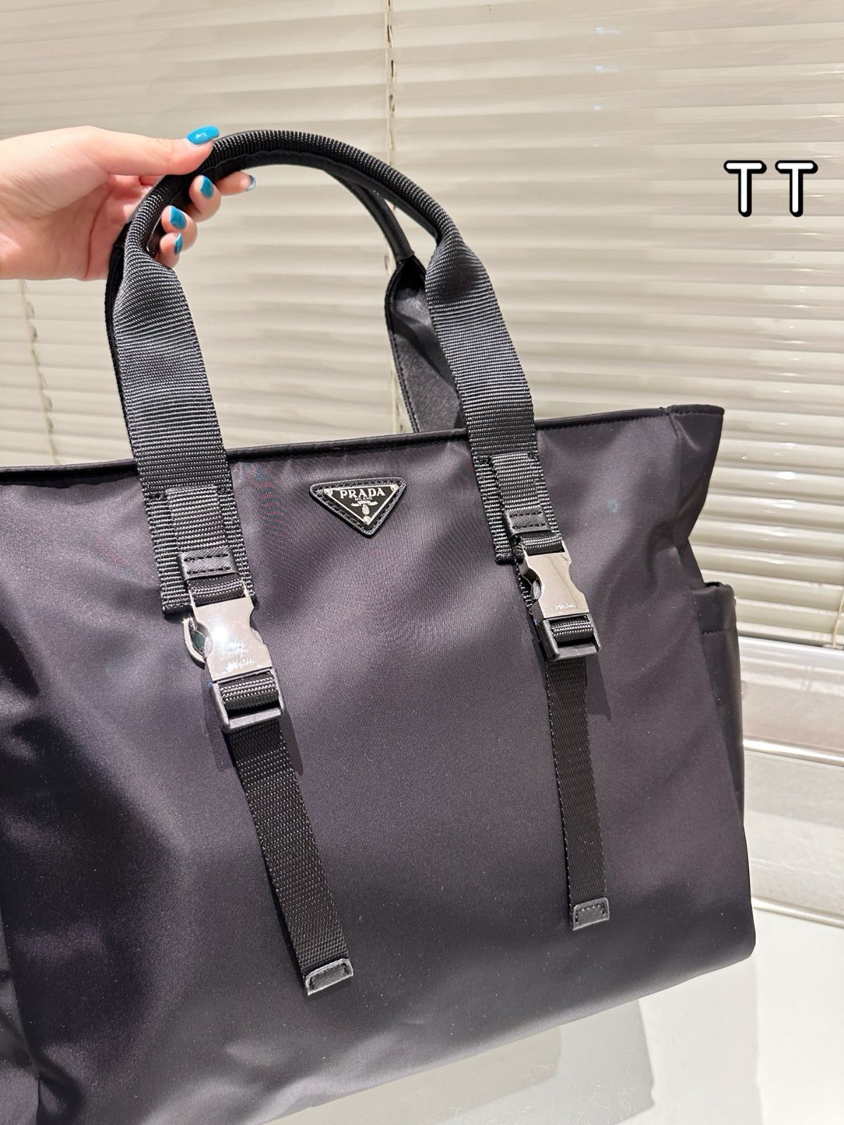 PRADA ナイロントート 直営店 PRADA Re-Nylon xブラッシュドレザー トートバッグ