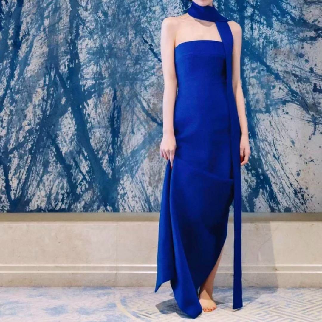 シンプルオシャレな鮮やかなブルーが魅力のベア ロングドレス シンプルオシャレな鮮やかなブルーが魅力のベア ロングドレス