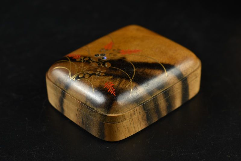 蔵A5492 道場宗廣造 秋草黒柿香合 共箱