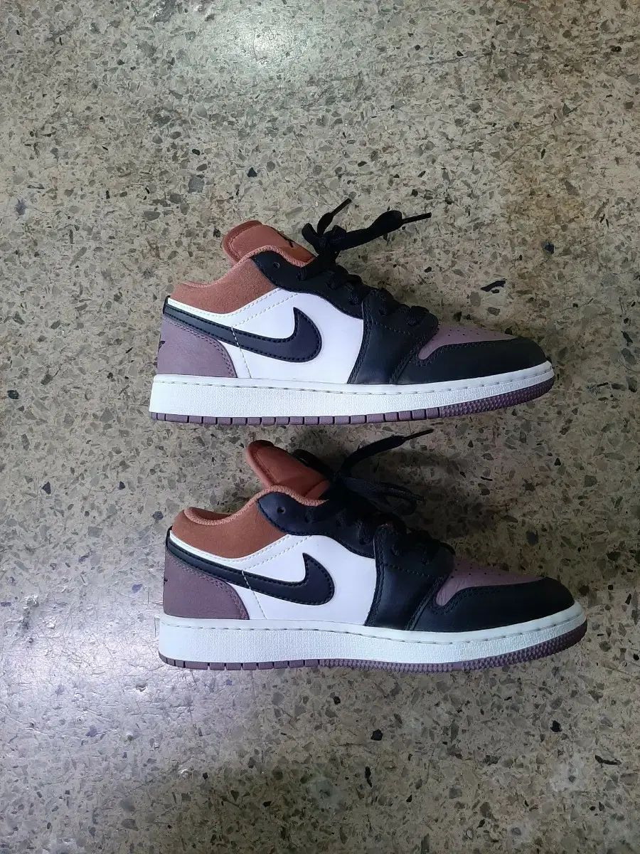 ナイキ エア ジョーダン 1 ロー SE GS スカイ ジェイ モブ FB908-102