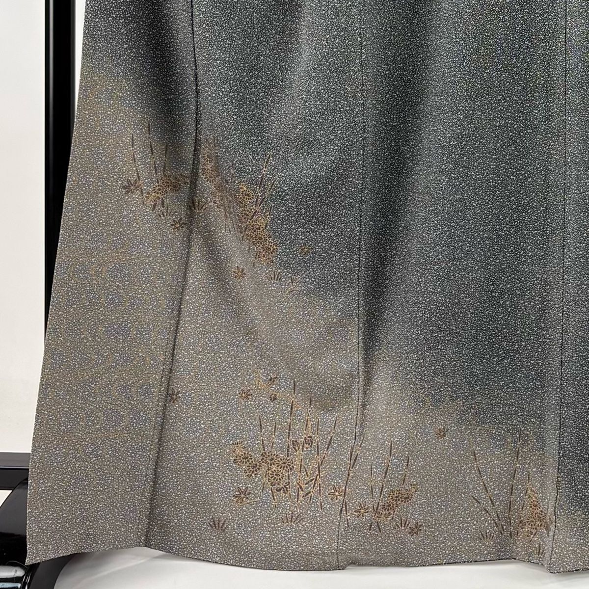 付下げ 身丈166cm 裄丈65cm M 袷 菊 木賊 金彩 ぼかし 黒灰 正絹 秀品