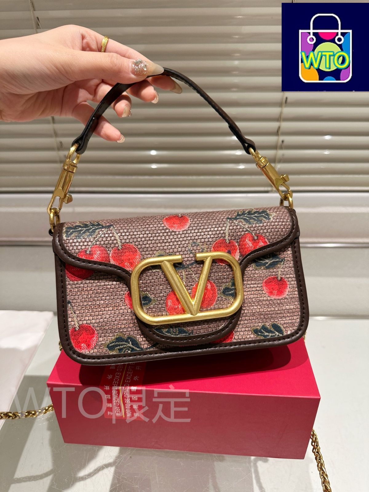 関税送料込み- VALENTINO VLOGO LOCO ショルダーバッグ 今日特価】Valentino Loco ショルダーバッグ 送料無料 割引価格