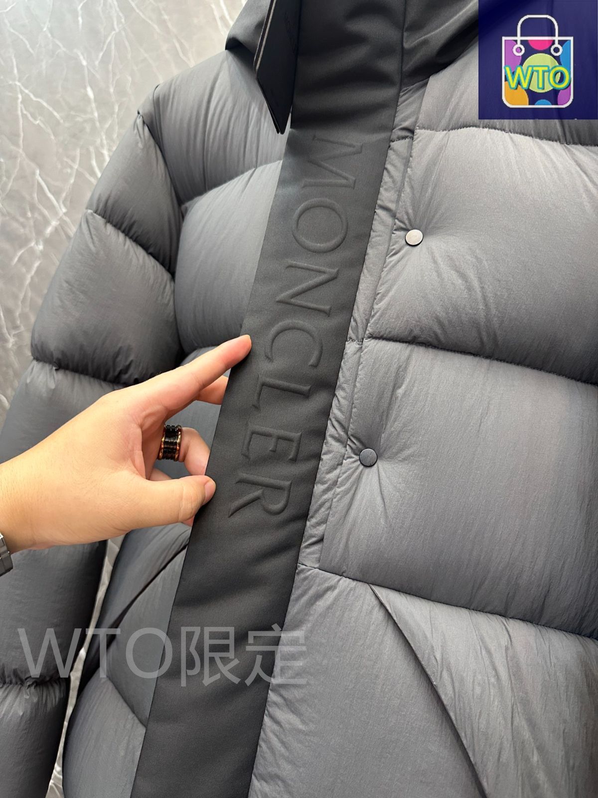 灰色の短い男性｜