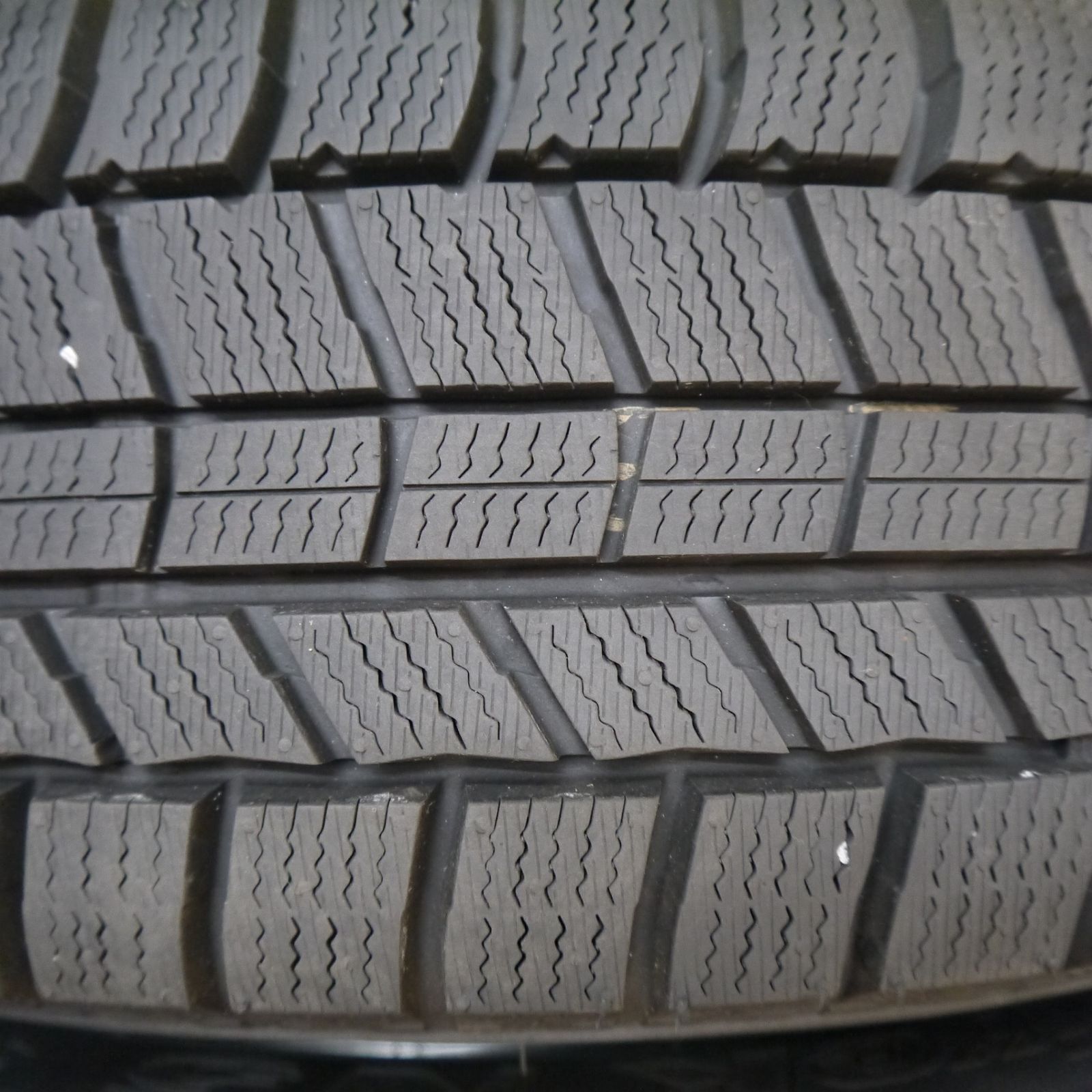 バリ溝！23年！キレイ！ほぼ10分☆スタッドレス 185/70R14 