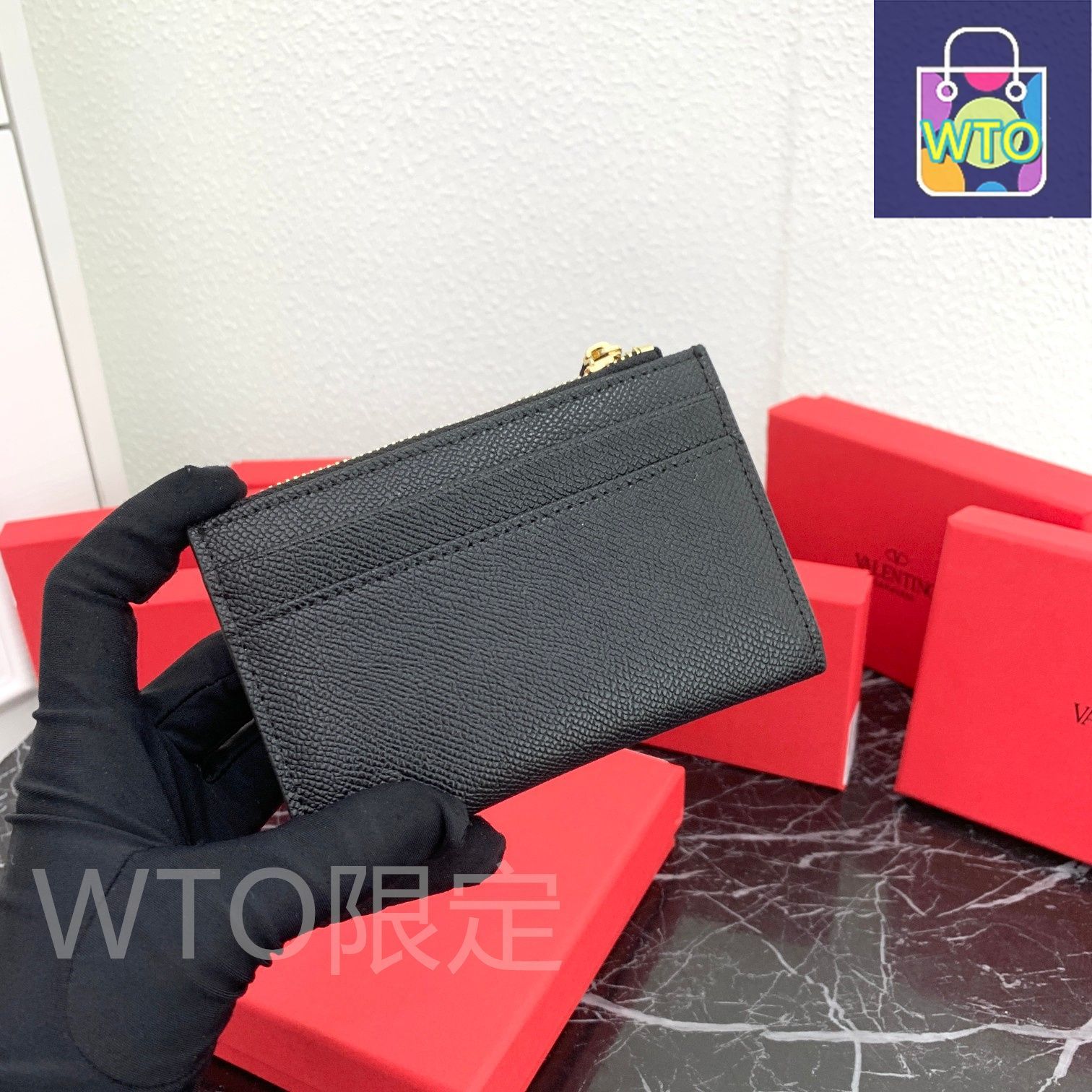 ◆送料・関税込み◆VALENTINO ロゴ入りブラックレザーウォレット VALENTINO ヴァレンティノ ロゴ 二つ折り財布（小銭入れあり