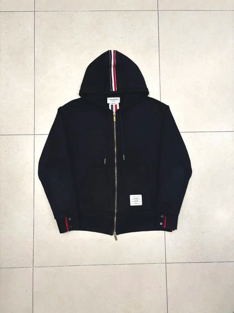 Thom Browne(トム・ブラウン) 白 3本線 フード付き ジップアップパーカー
