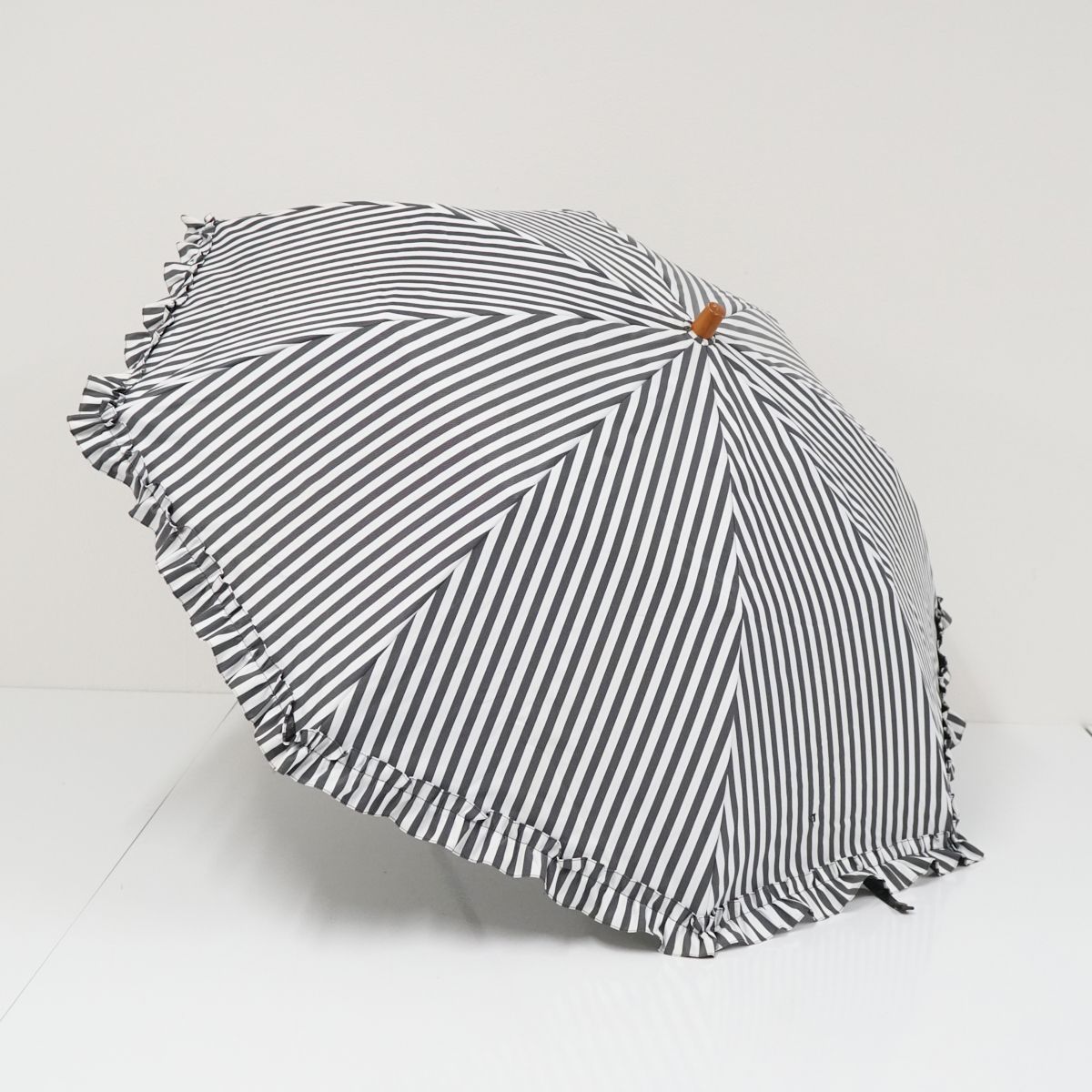サンバリア100 完全遮光折日傘 USED美品 2段 フリル ストライプ