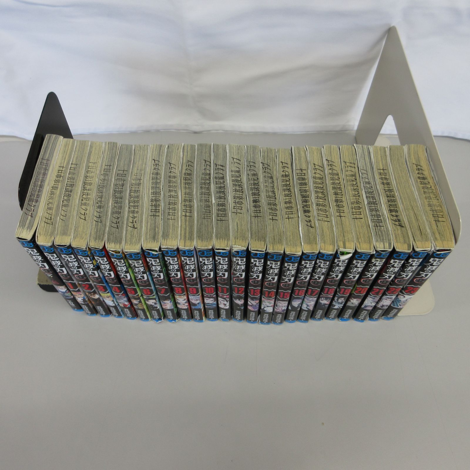 現地引き取りのみ、配送不可】漫画 鬼滅の刃 全巻 外伝付き 24