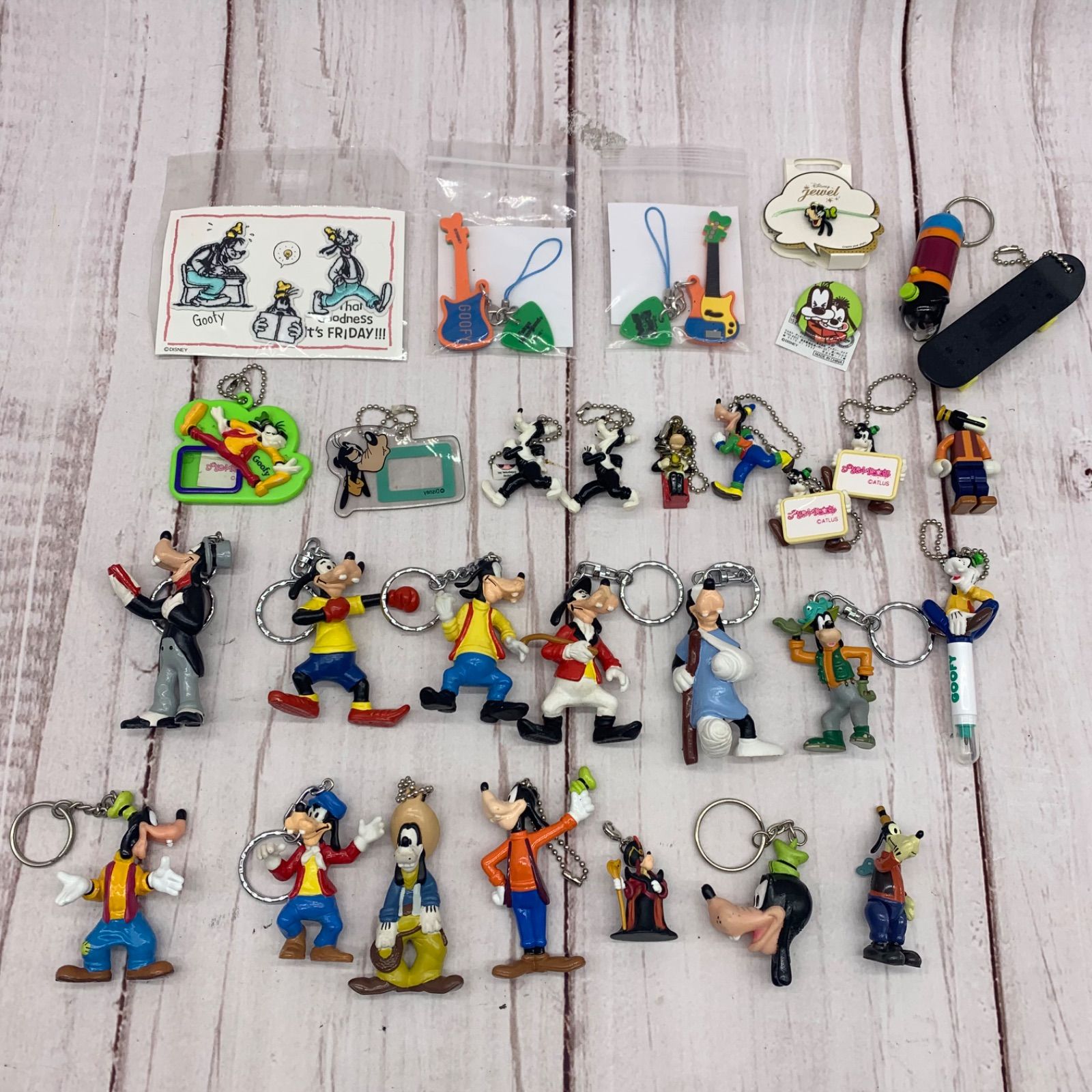 Disney ディズニー グーフィー キーホルダー 他 キャラクター グッズ ストラップ 缶バッチ ワッペン バックヤード 3362