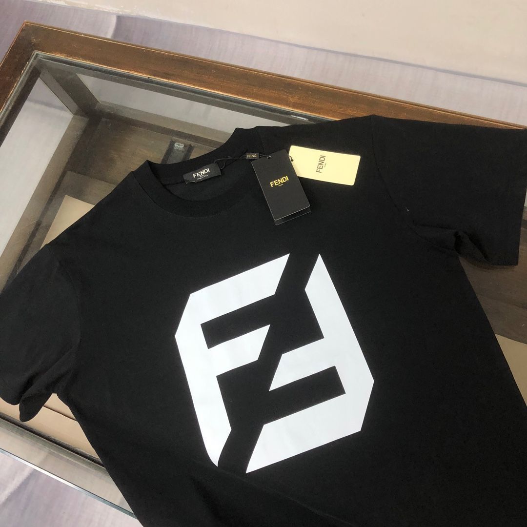 関税込★VIP価格【FENDI】ロゴ パッチ クルーネック Tシャツ 関税込☆VIP価格【FENDI】ロゴ パッチ クルーネック Tシャツ