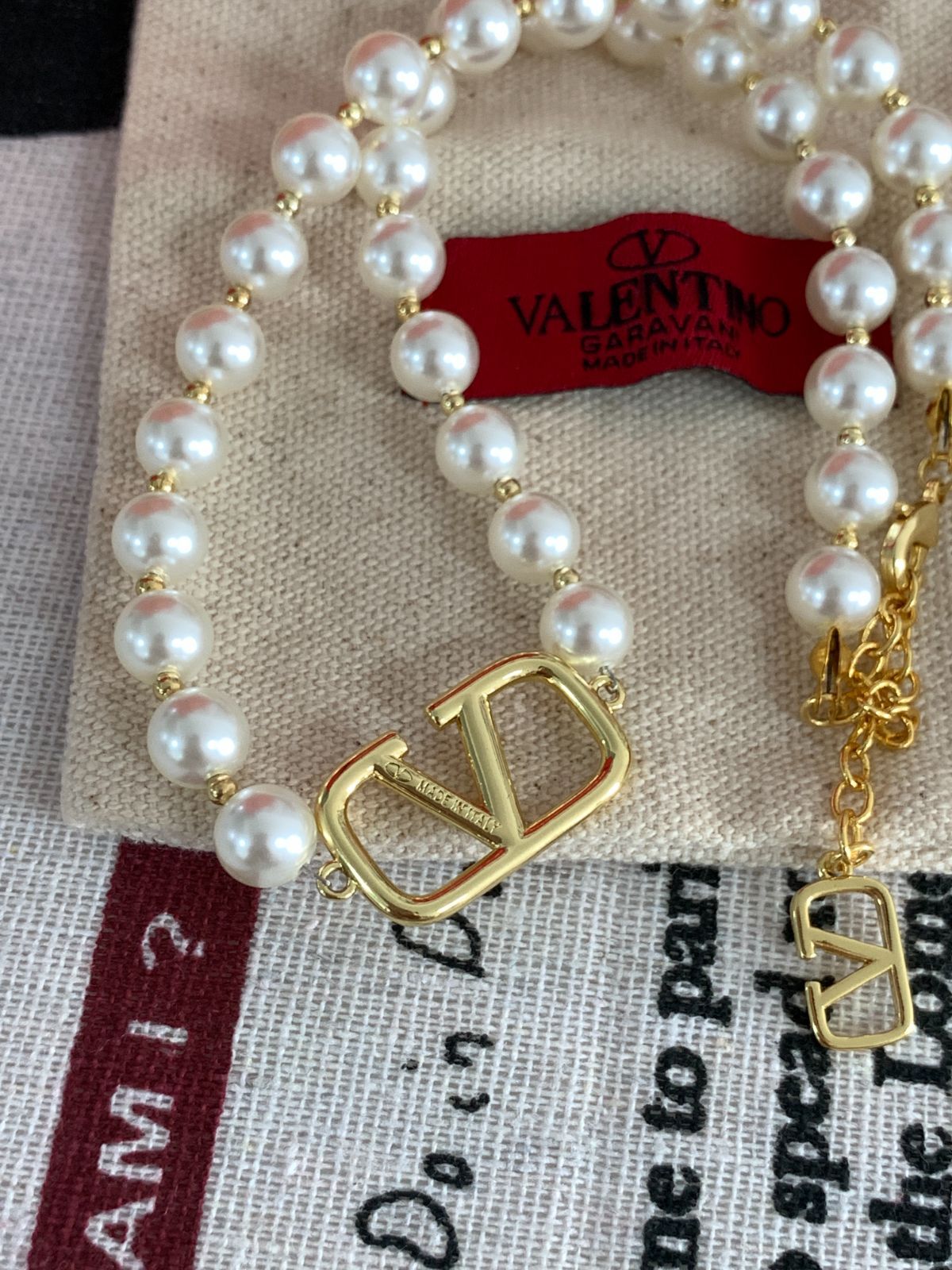 極美品☆ VALENTINO Vロゴ パールビーズ ネックレス - メルカリ